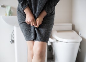 Frau mit Inkontinenzproblemen steht vor einer Toilette – Symbolbild für Online-Pflegekurs | © PflegeBetreuer | unabhängige Pflegeberatung